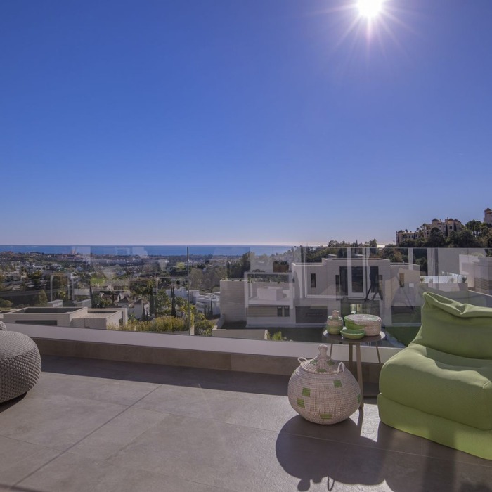 Modern sea view apartment in La Quinta, Benahavis | Image 32