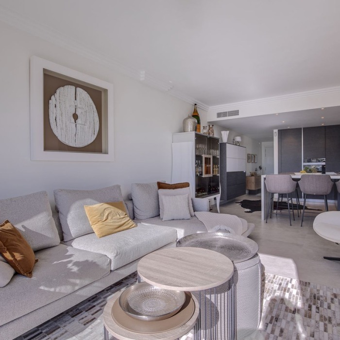 Modern sea view apartment in La Quinta, Benahavis | Image 9