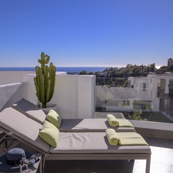 Modern sea view apartment in La Quinta, Benahavis | Image 2