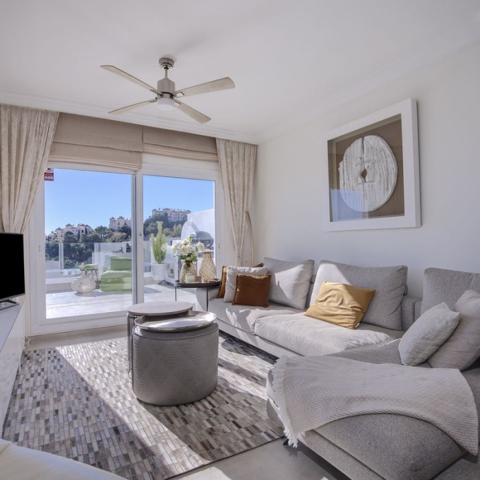 Modern sea view apartment in La Quinta, Benahavis | Image 29