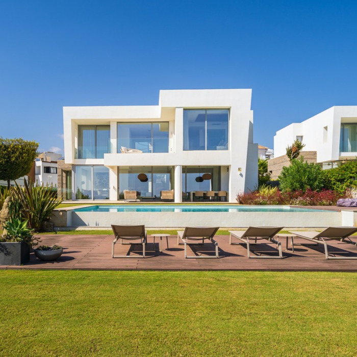 Sea view villa in Santa Clara Golf, Marbella East | Image 2