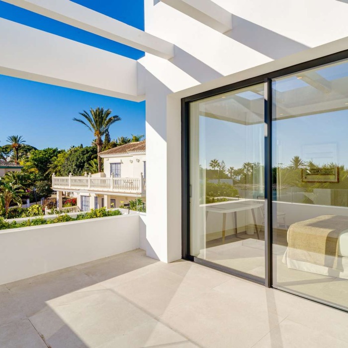 Nueva villa junto a la playa en Elviria, Marbella Este | Image 16