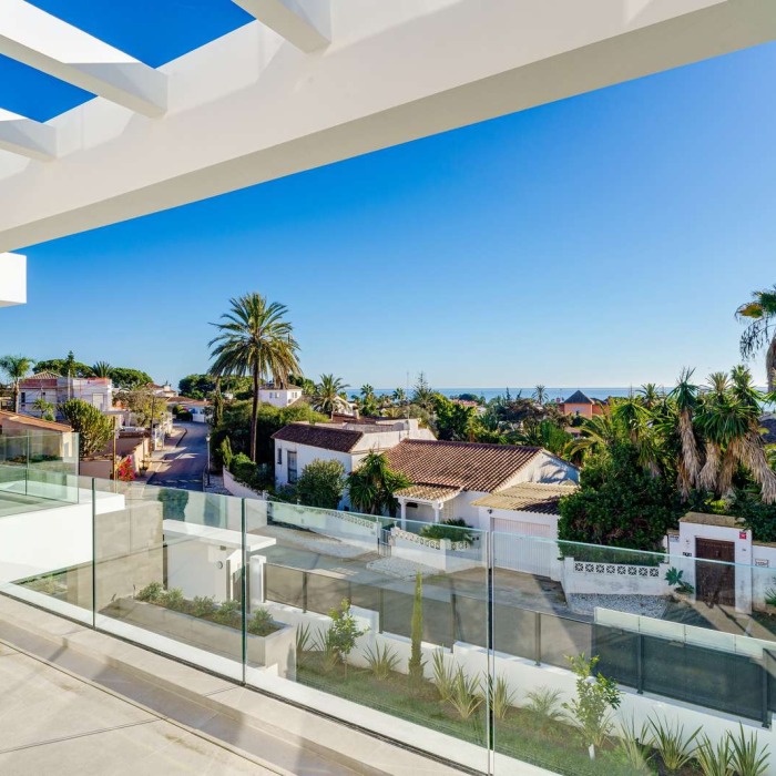 Nueva villa junto a la playa en Elviria, Marbella Este | Image 14