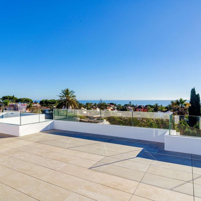 Nueva villa junto a la playa en Elviria, Marbella Este | Image 13