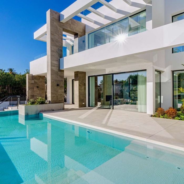 Nueva villa junto a la playa en Elviria, Marbella Este | Image 4