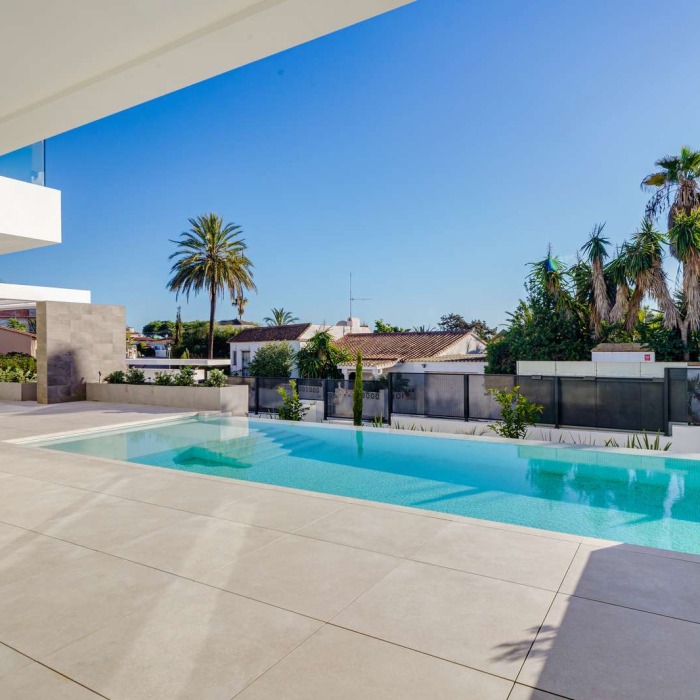 Nueva villa junto a la playa en Elviria, Marbella Este | Image 8