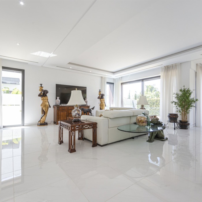 Nouvelle Villa proche de la mer à Rio Verde à Marbella | Image 25