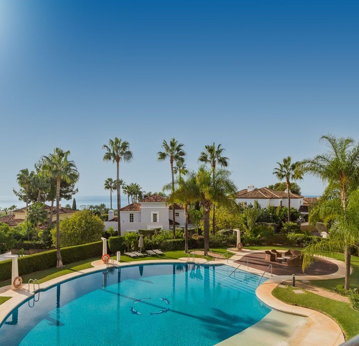 Contemporary Apartment with Sea Views in Altos Reales, Marbella Golden Mile | Image 1