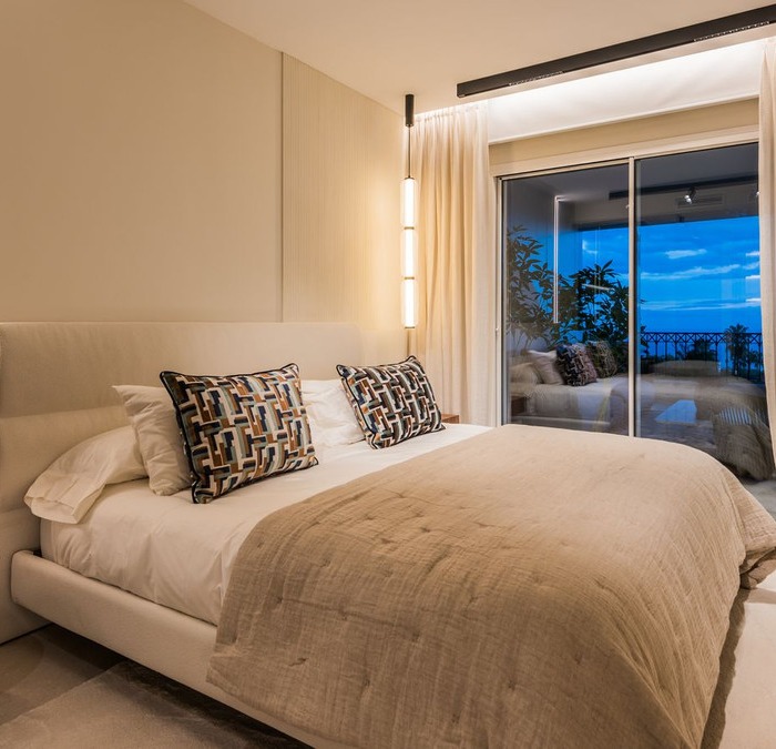 Contemporary Apartment with Sea Views in Altos Reales, Marbella Golden Mile | Image 12