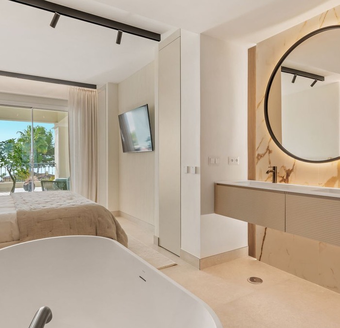 Contemporary Apartment with Sea Views in Altos Reales, Marbella Golden Mile | Image 21