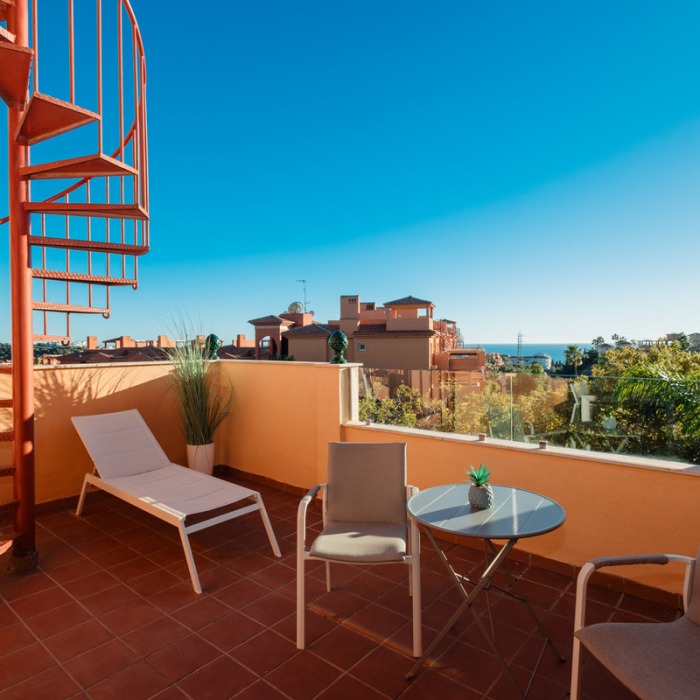 Modern Apartment with sea views in La Reserva de Marbella | Image 13