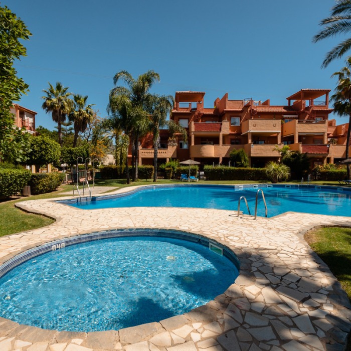 Modern Apartment with sea views in La Reserva de Marbella | Image 44