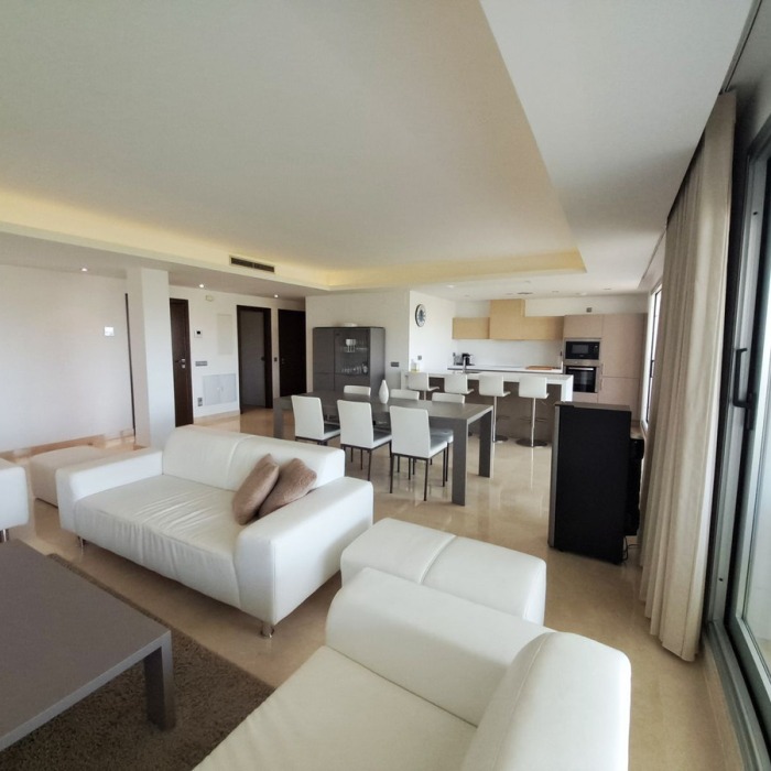 Modern Apartment in Los Arqueros in Benahavis | Image 19