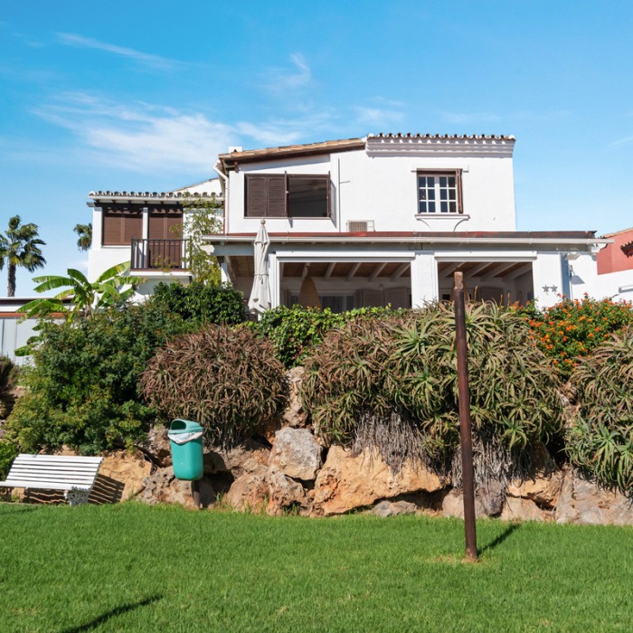Moderna casa adosada en primera línea de playa en Estepona | Image 25
