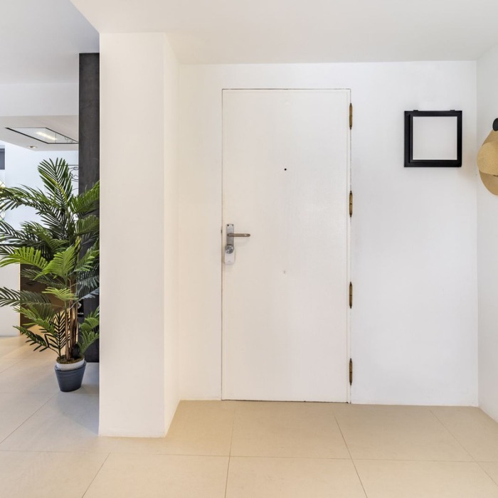 Apartamento moderno junto a la playa en venta en Marbella Este | Image 11