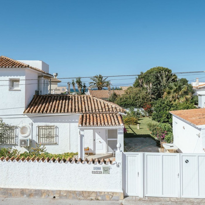 Acogedora Casa junto a la Playa en Costabella, Marbella Est | Image 31