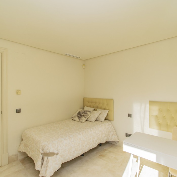 Lujoso Apartamento en Primera Línea de Playa en Estepona | Image 20