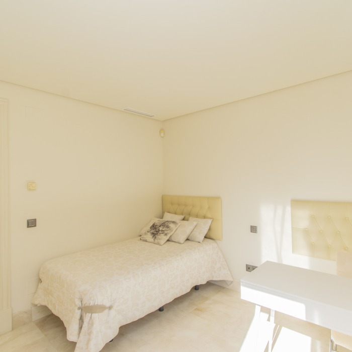 Lujoso Apartamento en Primera Línea de Playa en Estepona | Image 17