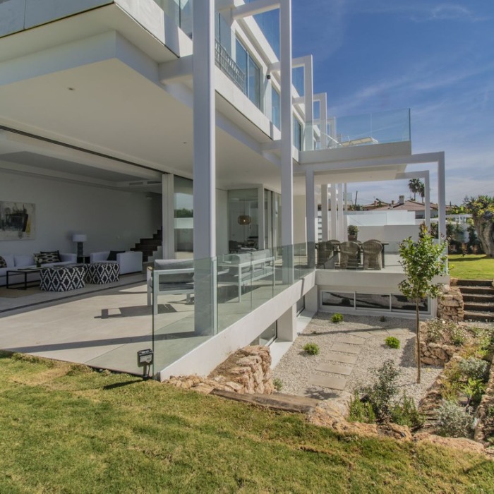 Contemporary Villa with Sea view in the Center of Marbella | Image 19