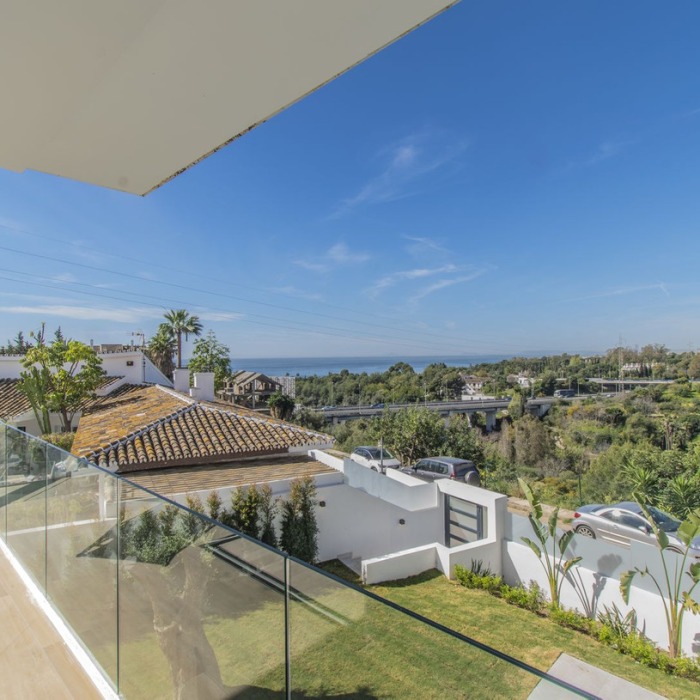 Contemporary Villa with Sea view in the Center of Marbella | Image 3