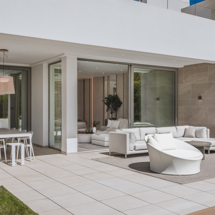 Nueva Villa Moderna con piscina en Marbella | Image 2