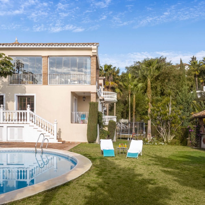 Charming 6-bed villa with pool and ample garden in El Paraiso, Benahavís | Image 6