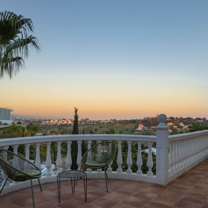 Charming 6-bed villa with pool and ample garden in El Paraiso, Benahavís | Image 9