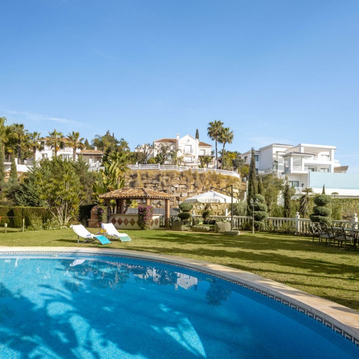 Charming 6-bed villa with pool and ample garden in El Paraiso, Benahavís | Image 1