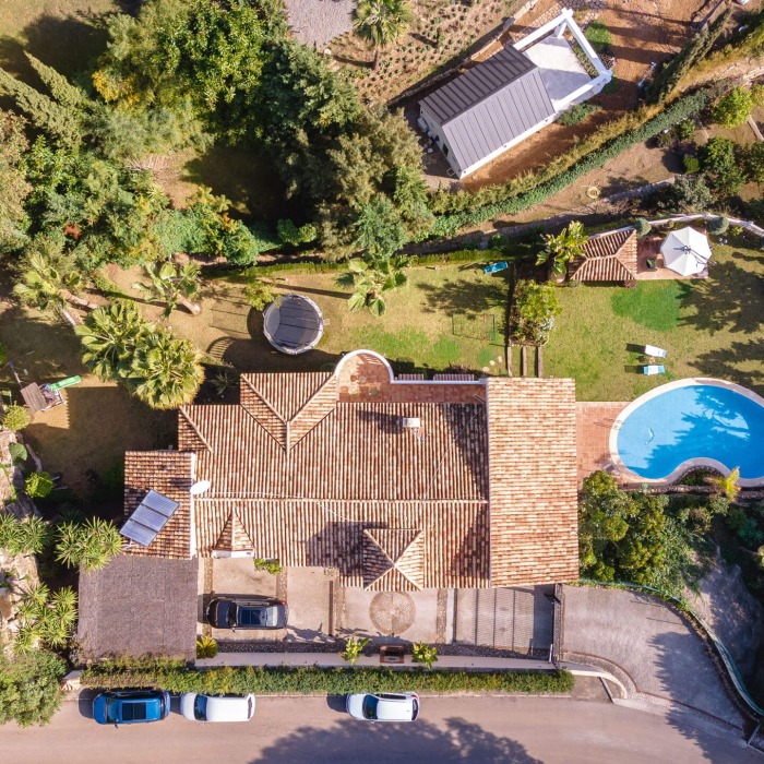 Charming 6-bed villa with pool and ample garden in El Paraiso, Benahavís | Image 8