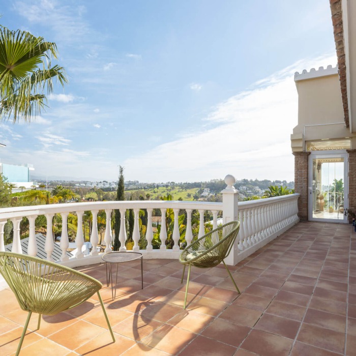Charming 6-bed villa with pool and ample garden in El Paraiso, Benahavís | Image 7