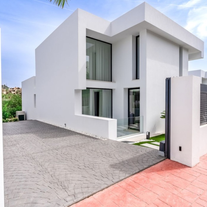 New Contemporary Villa in El Campanario, Estepona | Image 2