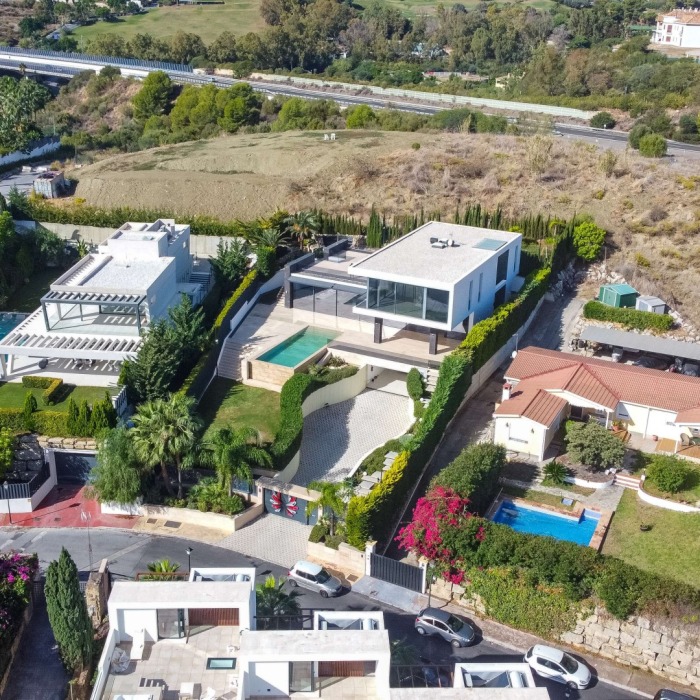 New Contemporary Villa with Golf Views in Los Naranjos, Nueva Andalucia | Image 4