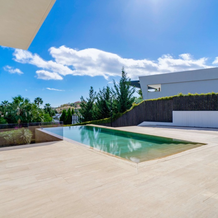 New Contemporary Villa with Golf Views in Los Naranjos, Nueva Andalucia | Image 1
