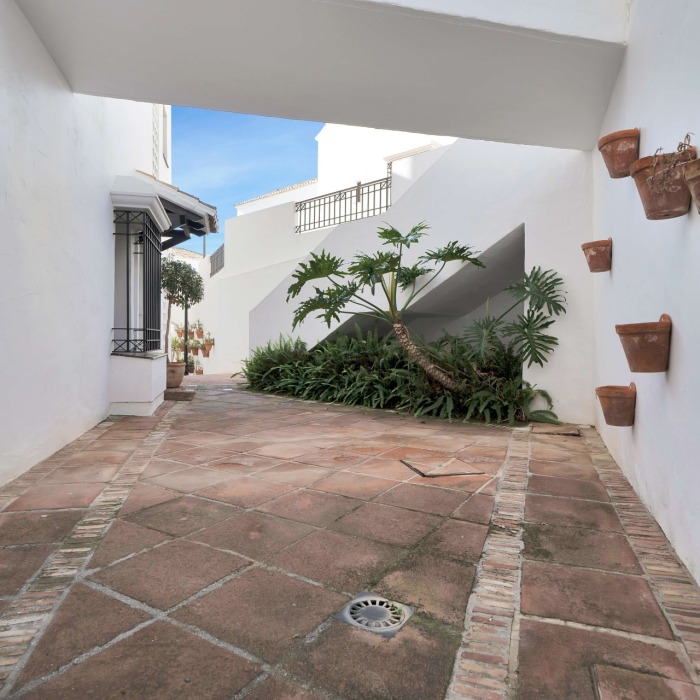 Encantador apartamento andaluz de 2 dormitorios en una comunidad cerrada en Pueblo Los Monteros, Marbella | Image 32