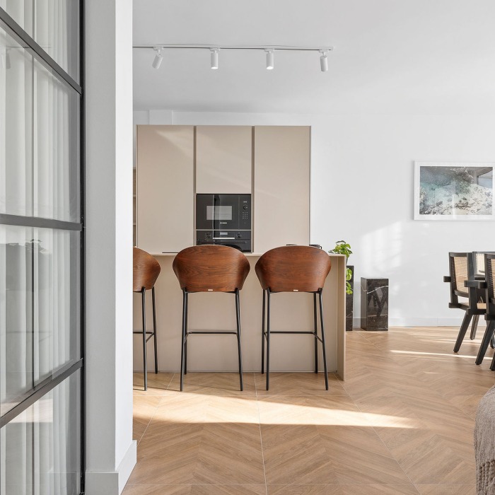 Modern Parisian-style Apartment in Los Belvederes, Nueva Andalucia | Image 6