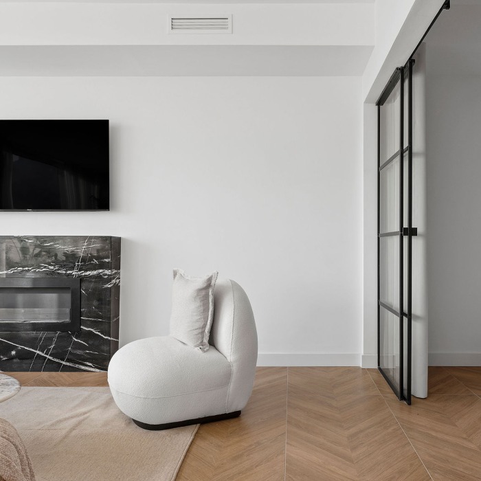 Modern Parisian-style Apartment in Los Belvederes, Nueva Andalucia | Image 12