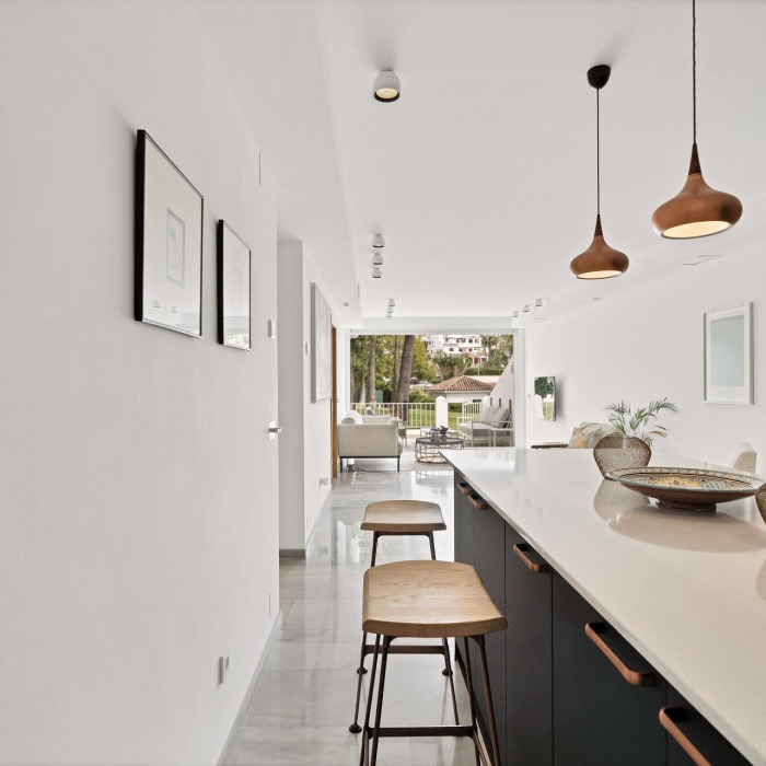 Elegant tastefully renovated Apartment in Agrupadas, Nueva Andalucia | Image 4