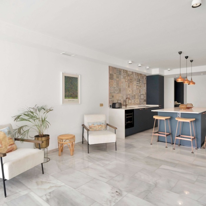 Elegant tastefully renovated Apartment in Agrupadas, Nueva Andalucia | Image 12