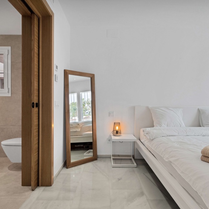 Elegant tastefully renovated Apartment in Agrupadas, Nueva Andalucia | Image 23