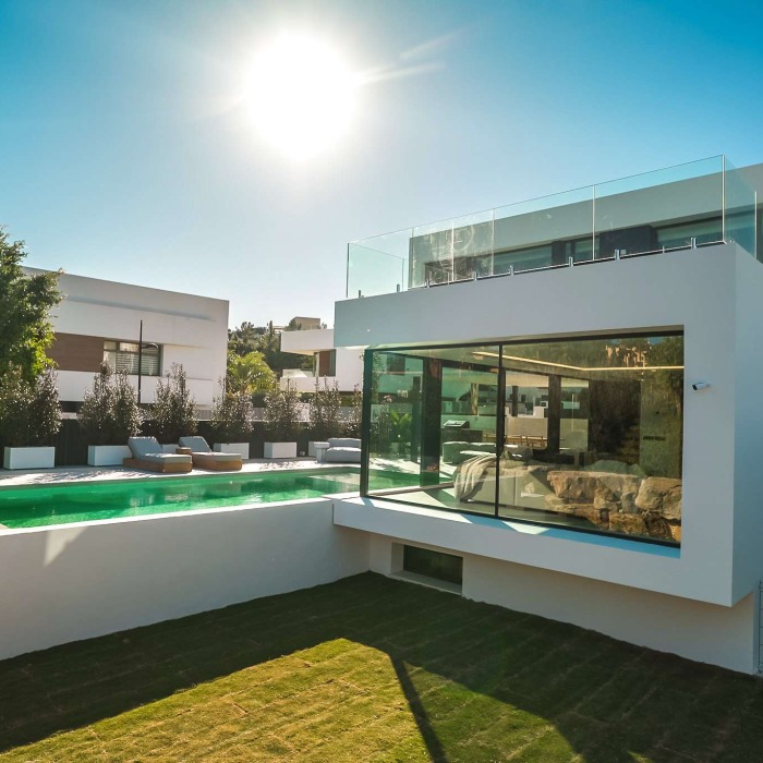 Nueva villa en primera Línea de Golf en El Campanario, Estepona | Image 19