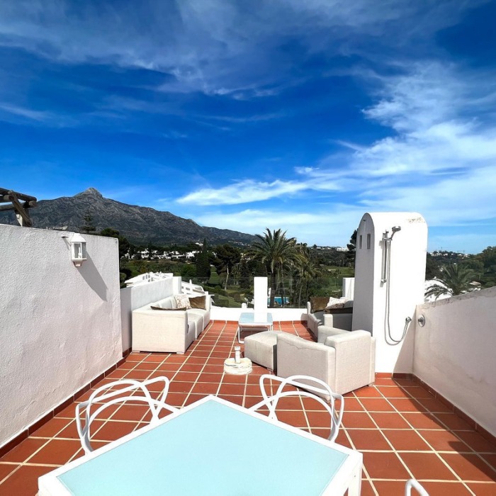 Beautiful Penthouse with panoramic views in Nueva Andalucia | Image 18