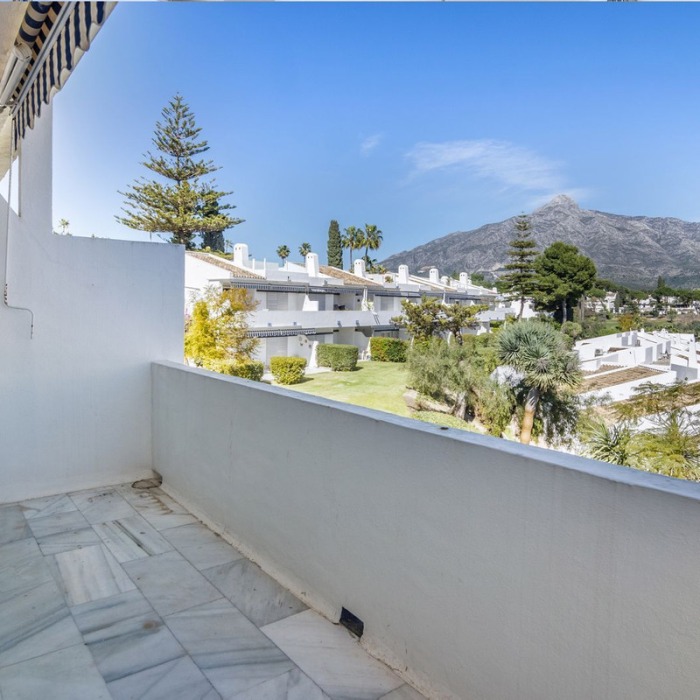 Beautiful Penthouse with panoramic views in Nueva Andalucia | Image 9