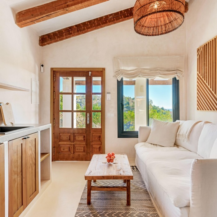 Preciosa villa de estilo ibicenco con vistas al mar en Estepona Hills | Image 12