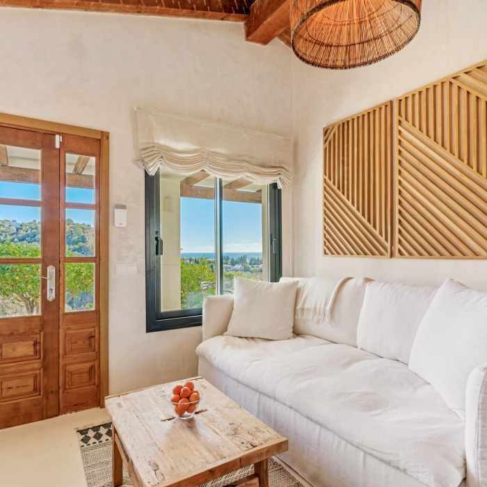 Preciosa villa de estilo ibicenco con vistas al mar en Estepona Hills | Image 16