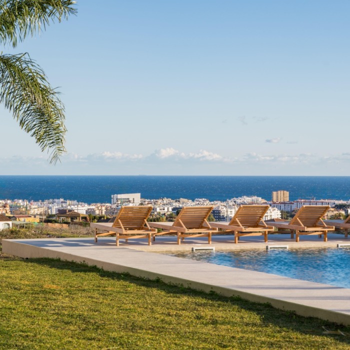 Preciosa villa de estilo ibicenco con vistas al mar en Estepona Hills | Image 3
