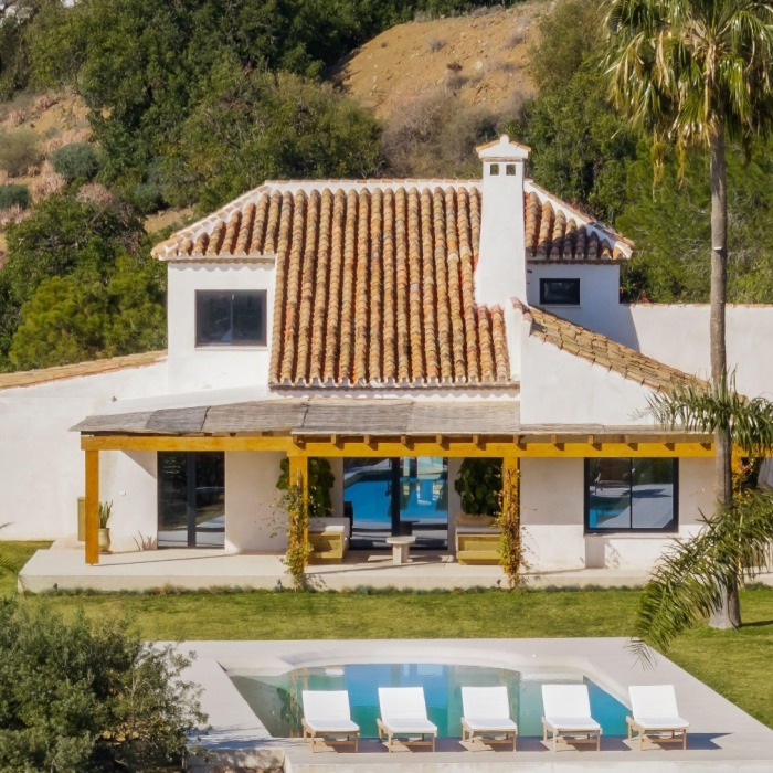 Preciosa villa de estilo ibicenco con vistas al mar en Estepona Hills | Image 4