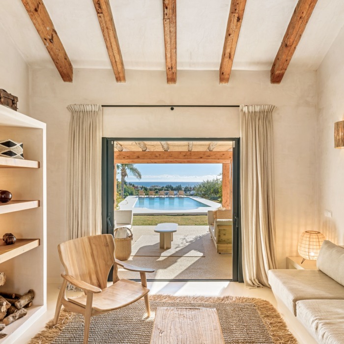 Preciosa villa de estilo ibicenco con vistas al mar en Estepona Hills | Image 7