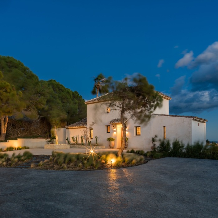 Preciosa villa de estilo ibicenco con vistas al mar en Estepona Hills | Image 28