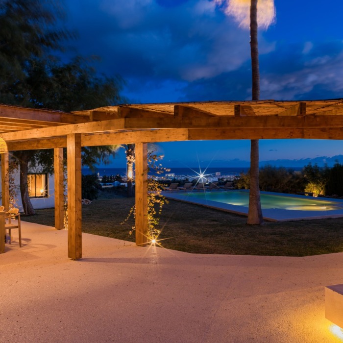 Preciosa villa de estilo ibicenco con vistas al mar en Estepona Hills | Image 29