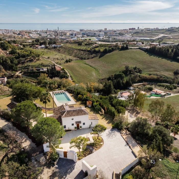 Preciosa villa de estilo ibicenco con vistas al mar en Estepona Hills | Image 1